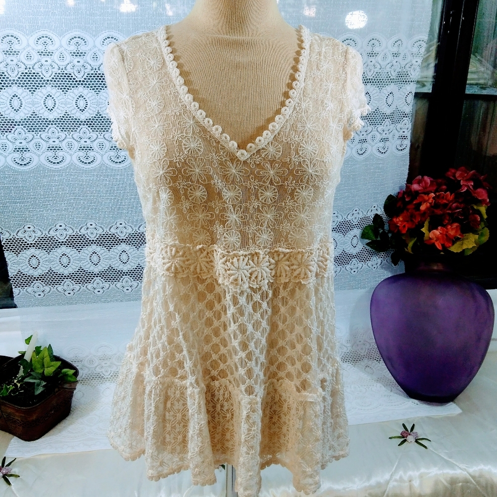 Solitaire size large cream lace blouse